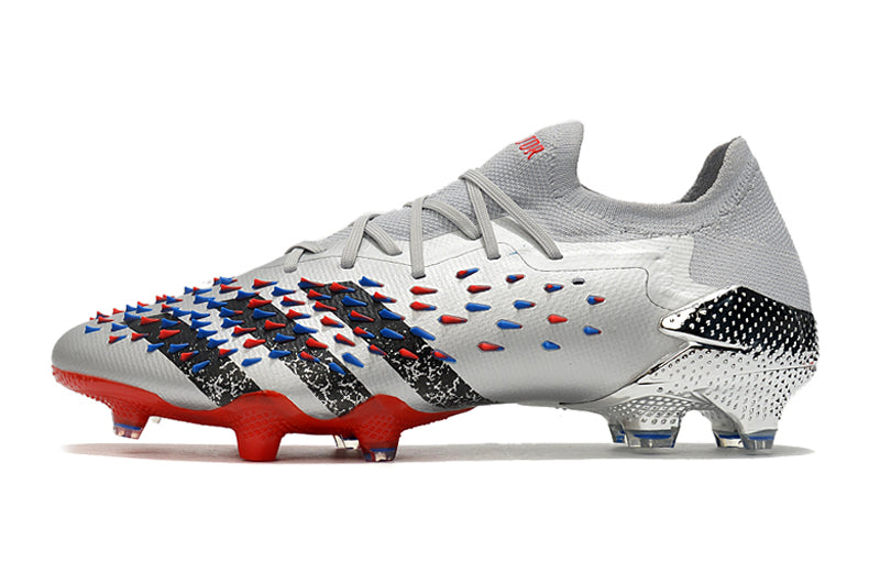 Chuteira Adidas Predator Freak+ Low 1. Campo